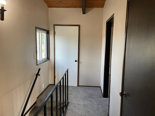Building Photo - BEAUTIFUL THREE BEDROOM AT SILVER LAKE