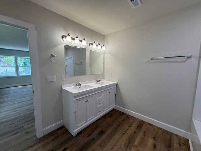Building Photo - Modern Comfort & Convenient Living