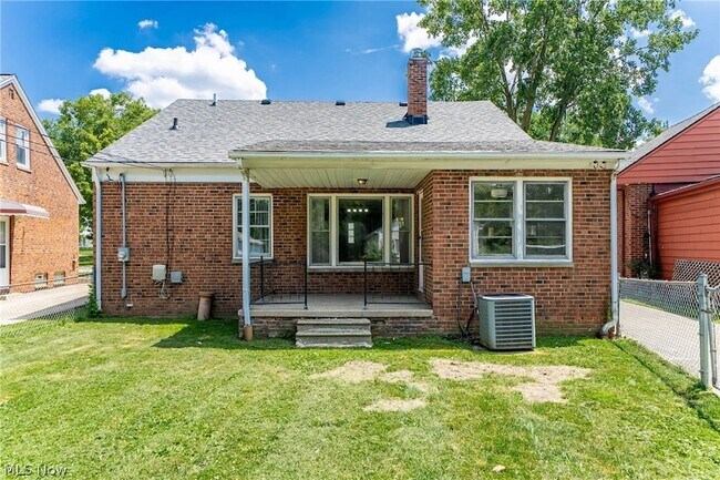 Building Photo - 24111 Edgehill Dr