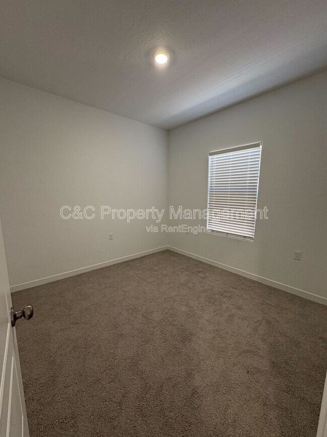 Building Photo - 1024 Deerhorn Dr W