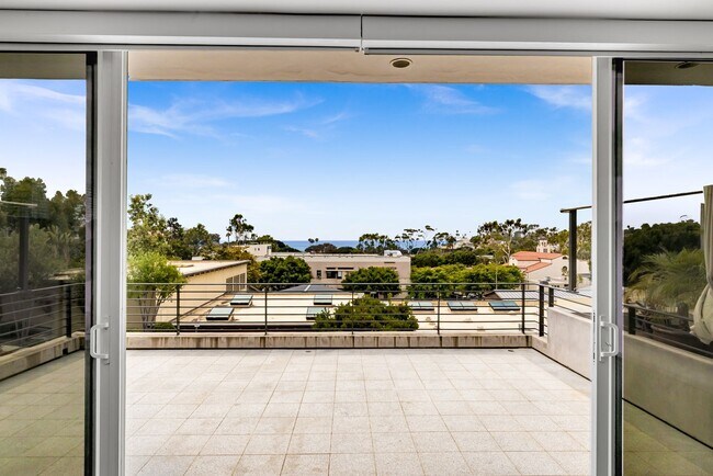 Building Photo - 3 Bed 3 Bath Ocean View, Penthouse "Mark Singer" Residence in Downtown Laguna Beach