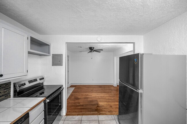 Building Photo - 1925 NW Oak Ave