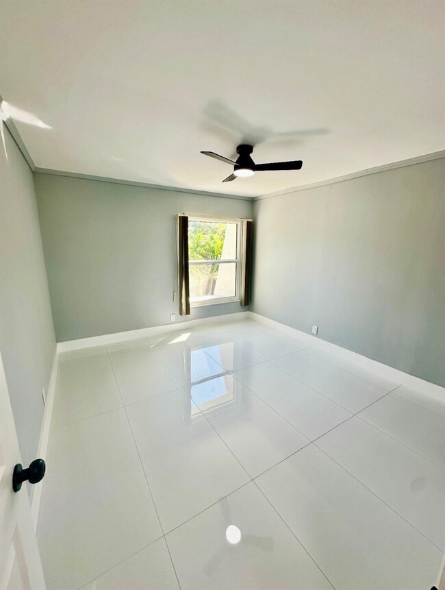 Building Photo - 320 Sunshine Dr