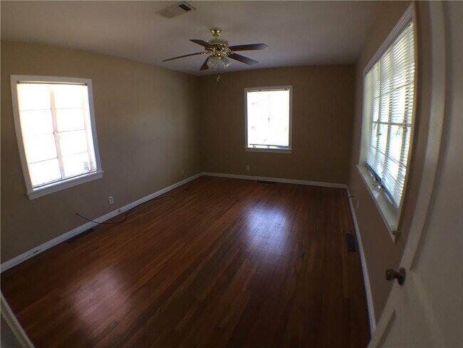 Building Photo - 2000 Schulle Ave