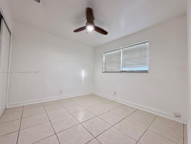 Building Photo - 906 SW 7th Terrace