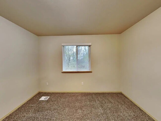 Building Photo - Puyallup House