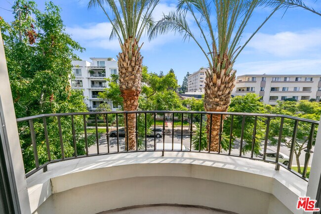 Building Photo - 443 N Palm Dr