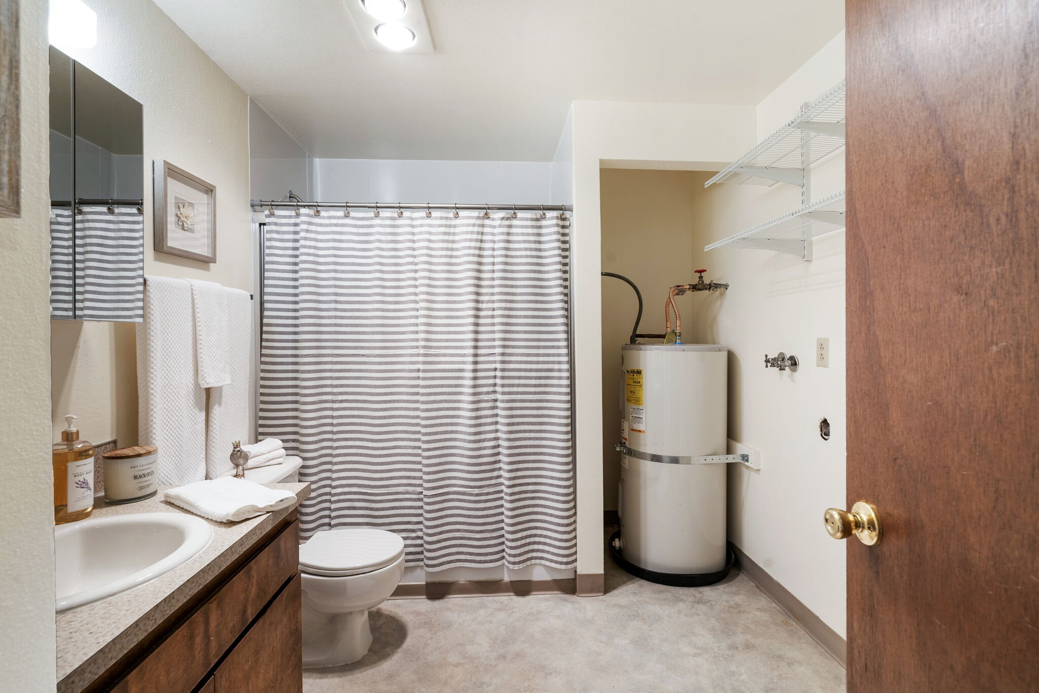 Bathrooom with wash and dryer hookup - 2229 Hawthorne St