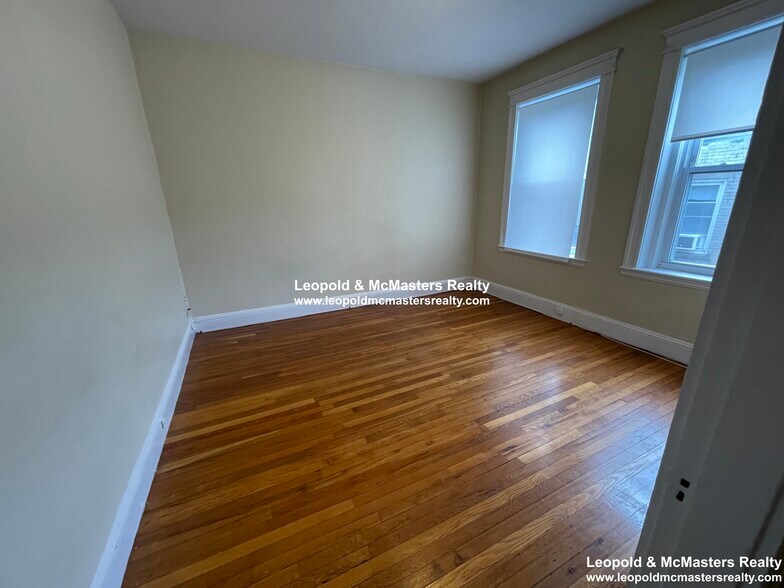Building Photo - 225 Kelton St