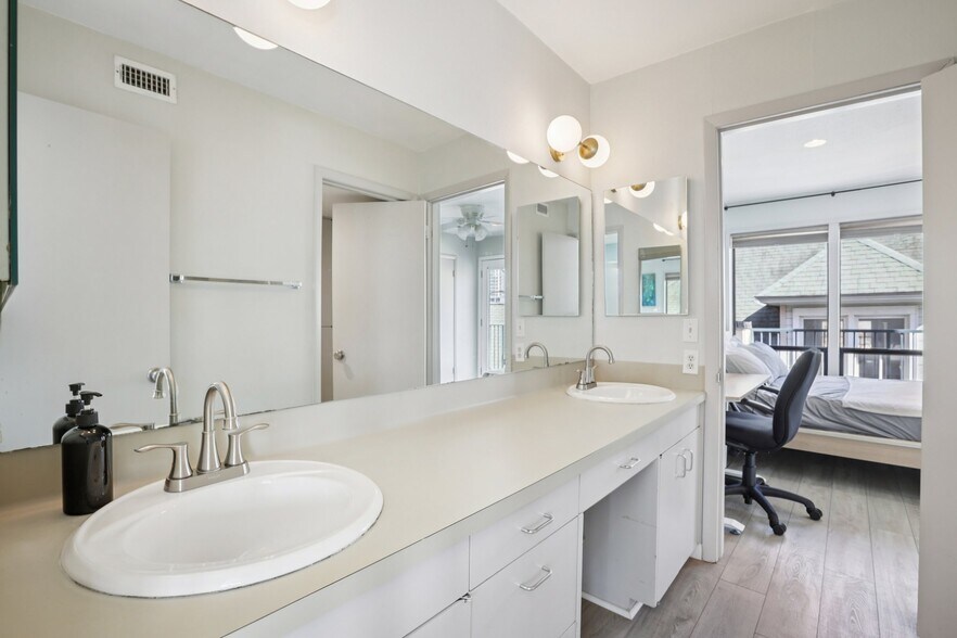 Building Photo - 1106 W 6th St