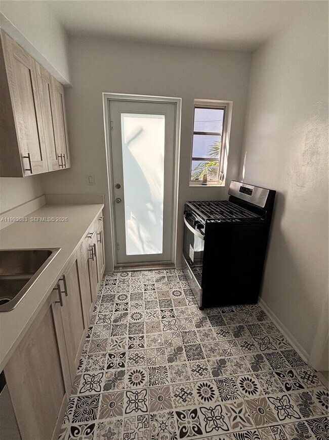 Building Photo - 8530 Crespi Blvd