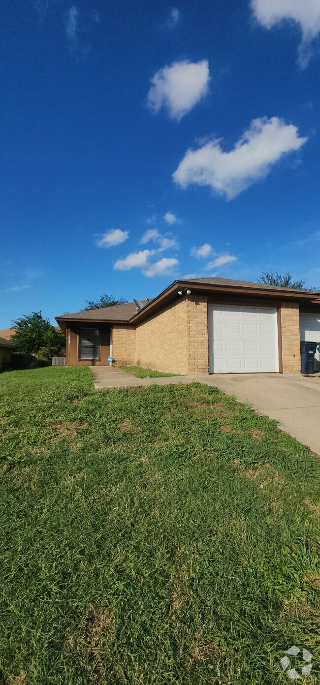 Building Photo - Charming 2 Bed/ 1 Bath Duplex with a Garag...
