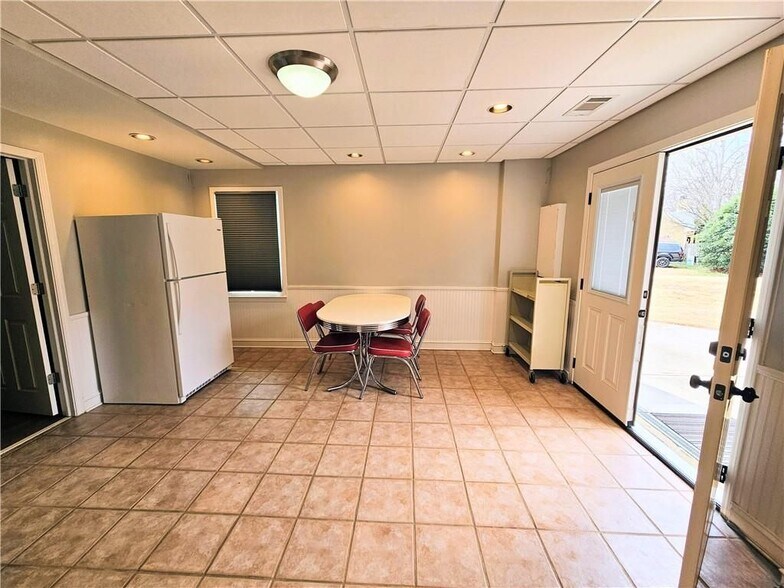 Building Photo - 2100 Bennington Ct