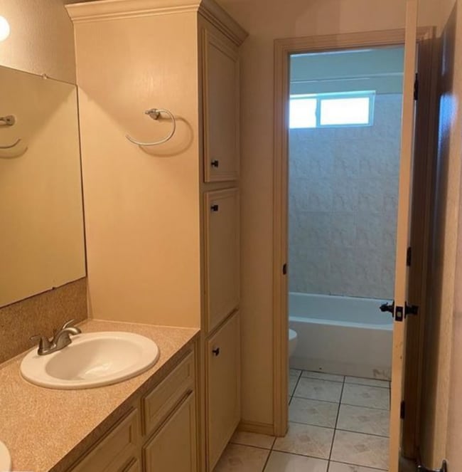 Building Photo - 225 E Maple Ave