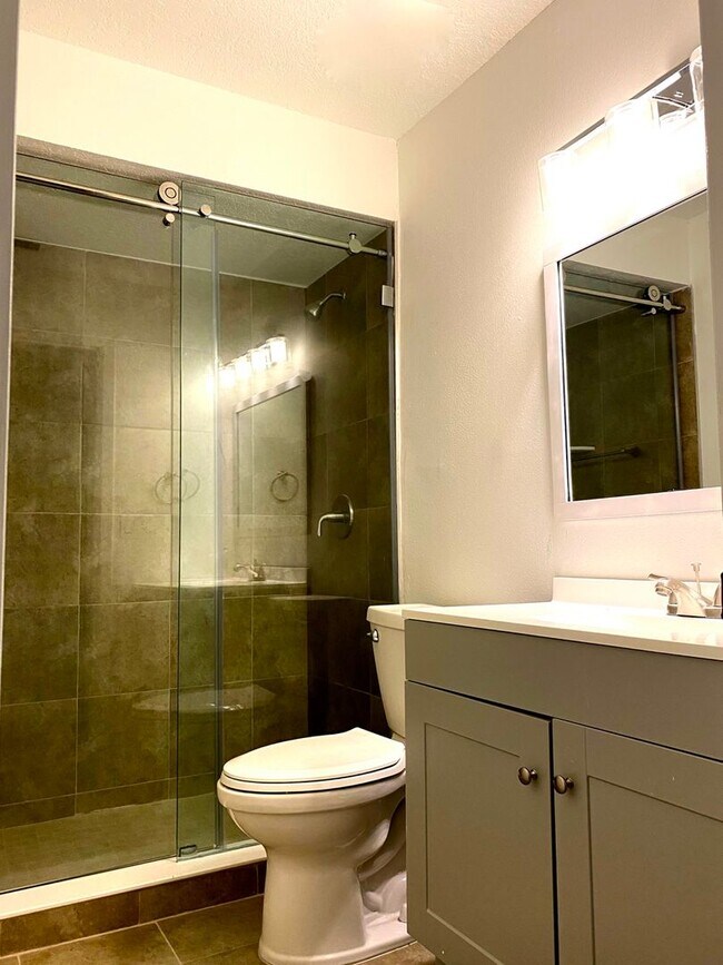 Building Photo - Southern Oaks 2 / 2 with Office & Sun Room