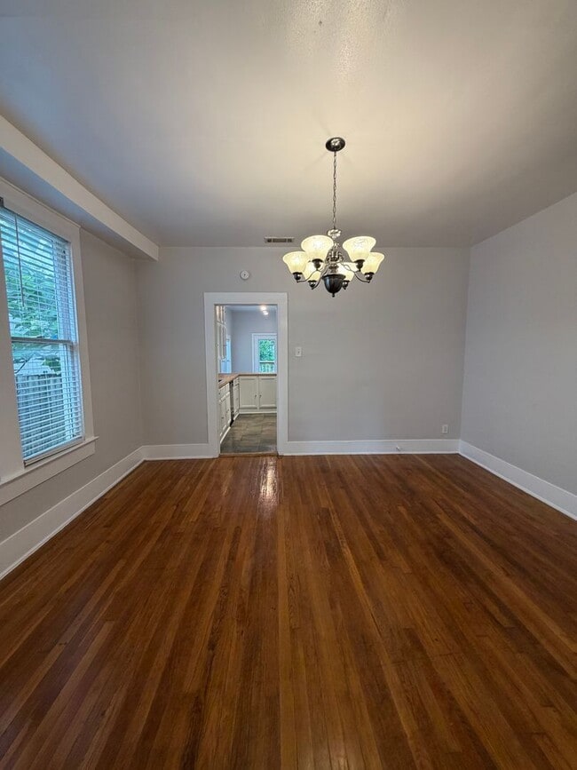 Building Photo - Stylish 2/2 Bungalow with Modern Kitchen & Spacious Backyard