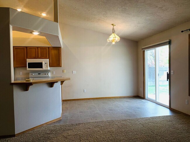 Building Photo - Great Home, Close Foothills Location