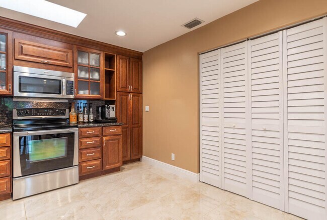 Building Photo - 5290 Pine Tree Dr