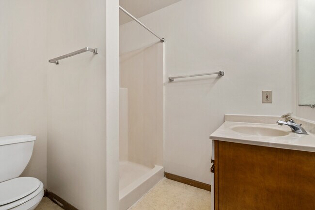 Building Photo - 1121 W Hillcrest Dr
