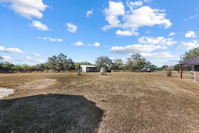 Building Photo - Hill Country Retreat