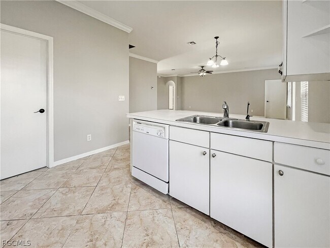 Building Photo - 906 Alfreda Ave