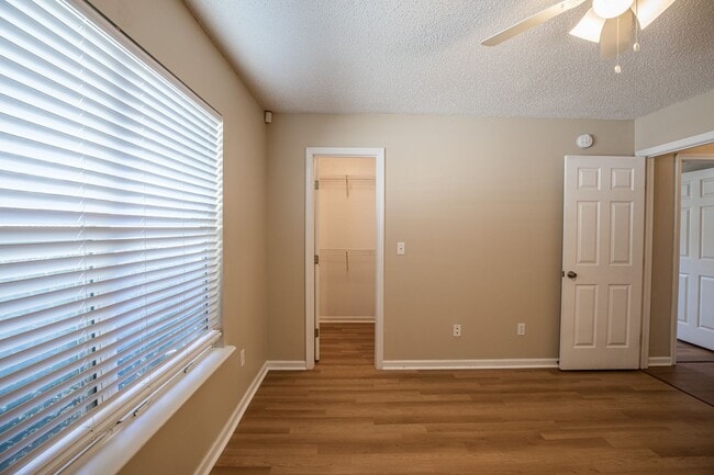 Building Photo - HIllcrest