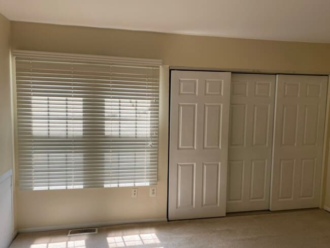 Building Photo - 320 Roanoke Dr SE