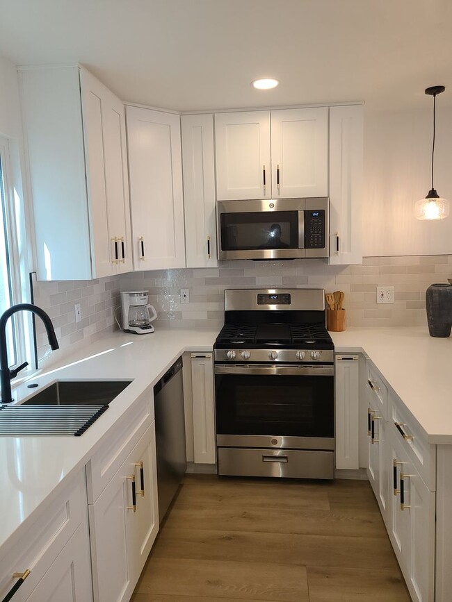 Building Photo - Newly remodeled and fully "furnished" 1 be...