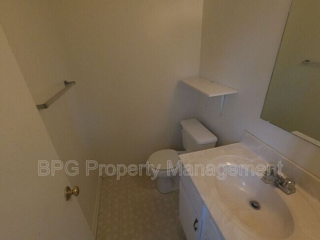 Building Photo - 605 Hamlet Ave