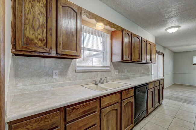 Building Photo - 4 bed, 1.5  house in Yukon