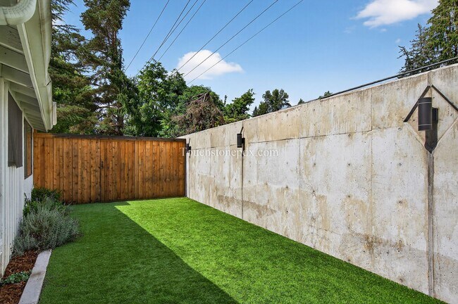 Building Photo - 4.5 Acre Dream Home in Oregon City Awaits