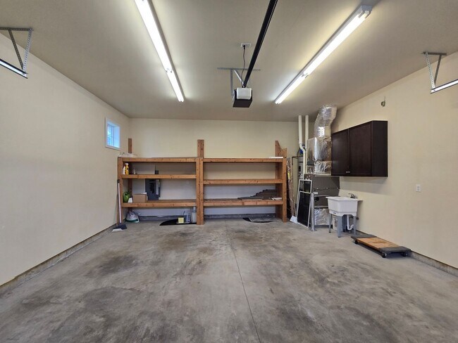 Building Photo - 3 bedroom, 2.5 bathroom house!!!