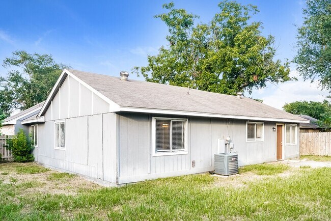 Building Photo - 21035 Rivershadows Ln