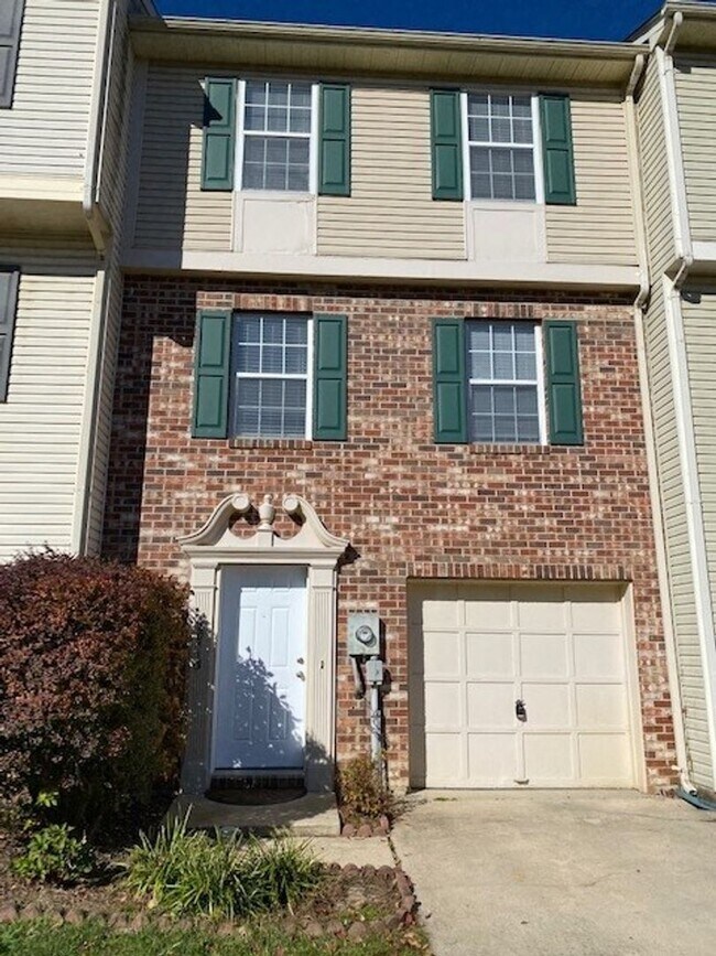 Building Photo - Gorgeous 3 Bedroom Townhome!