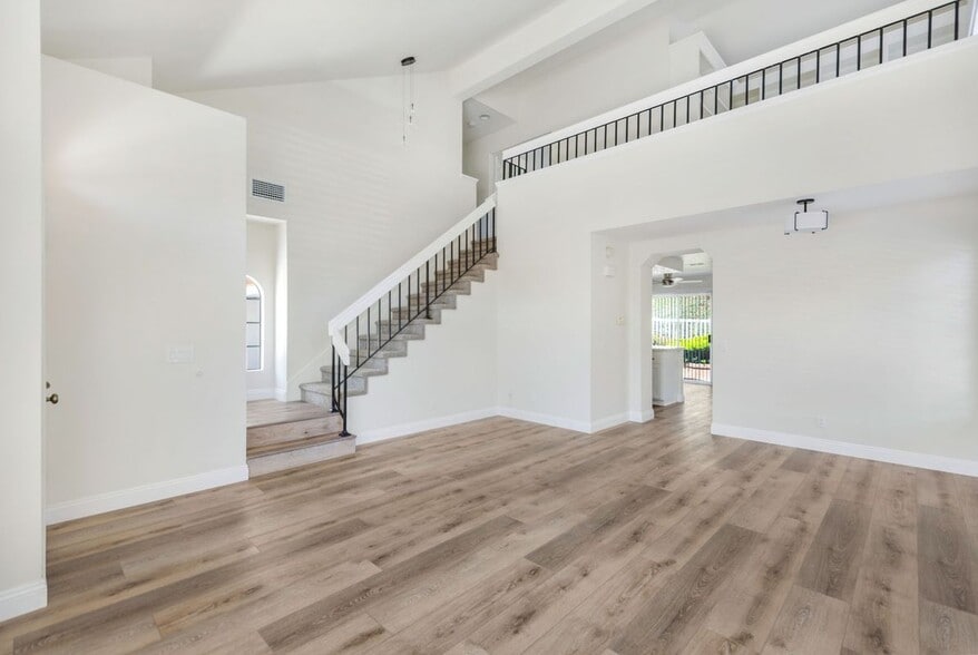 Building Photo - 24351 Kings View