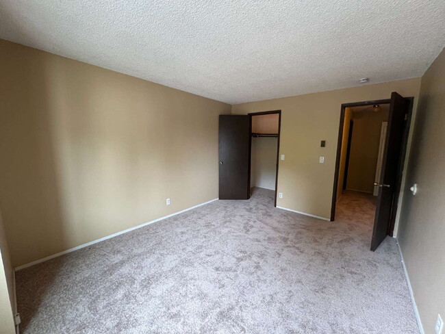 Building Photo - Condo Unit in Kent Available Now!