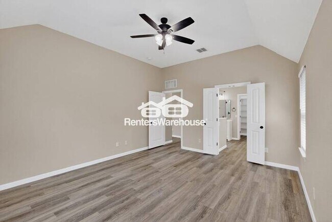 Building Photo - Great Location and Fully Refreshed Move In...
