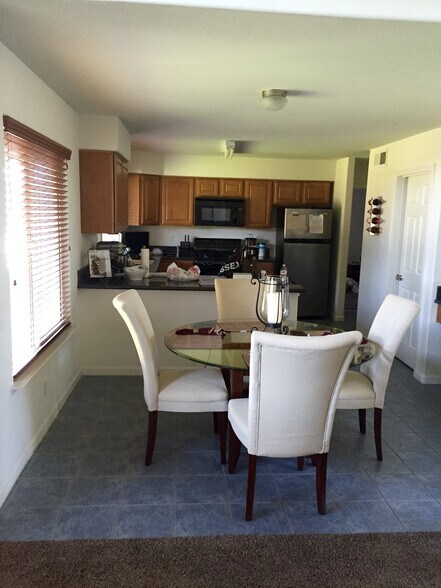 Kitchen - 5462 W Holland Ave