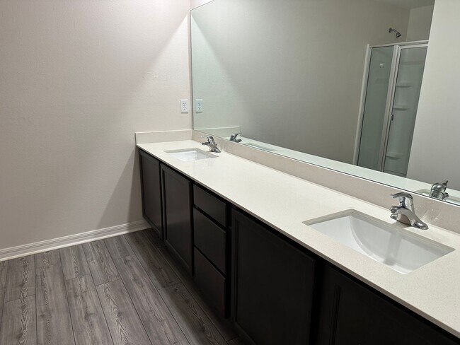 Building Photo - 3BR Townhome in Tavares with Open Floor Plan & Community Playground