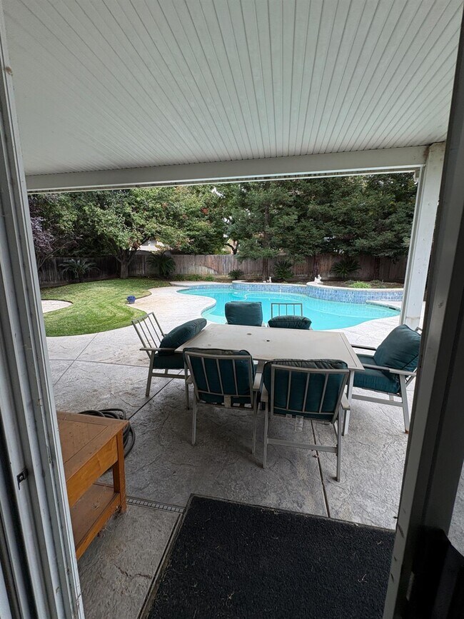 Building Photo - 3437 Greenfield Ave