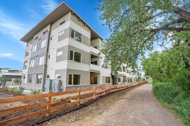 Building Photo - Luxury 2Bd/2Ba Corner Condo in Louisville
