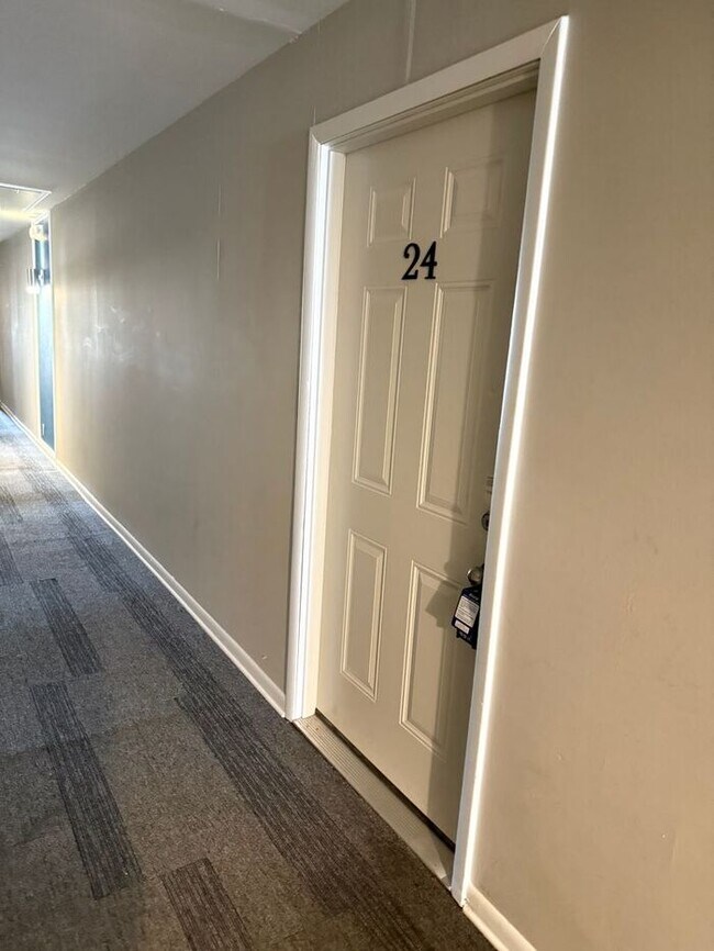Building Photo - 2 Bedroom Unit was recently renovated.  Live walking distance from the downtown square or steps f...
