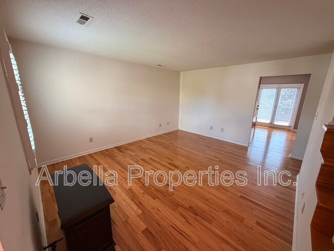 Building Photo - 215 Radford Dr