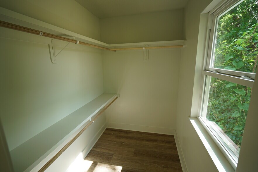 Building Photo - 1104 N 1200 Rd
