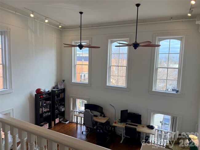 Building Photo - 113 N Main St