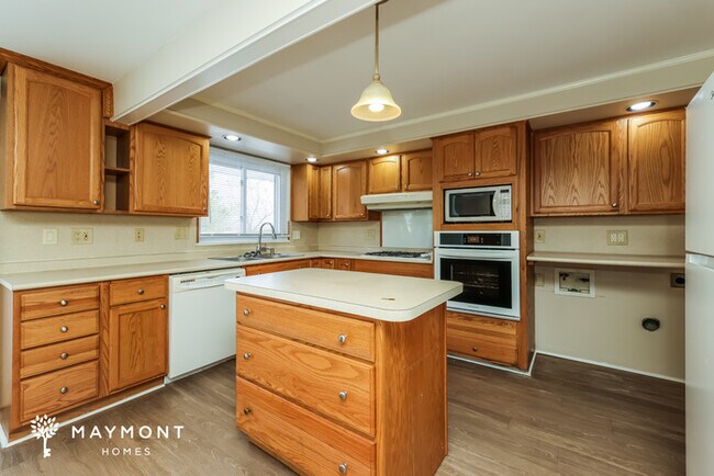 Building Photo - 261 Bellaire Dr