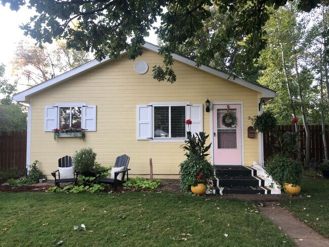Primary Photo - CHARMING 2 BED/1 BATH COZY COTTAGE LOCATED...