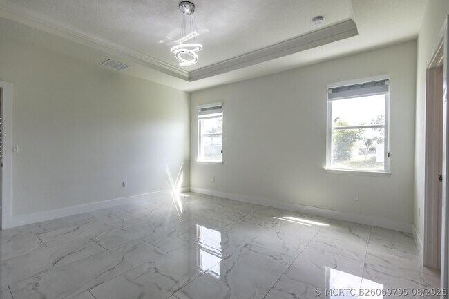 Building Photo - 2149 SW Susset Ln