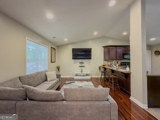 Building Photo - 580 Pineland Cir