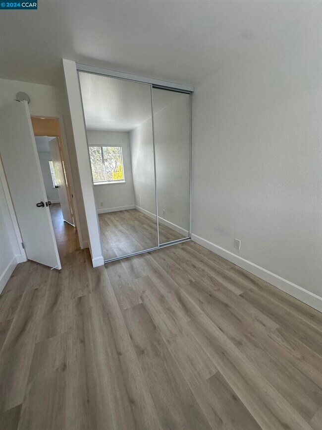 Building Photo - 1700 Siskiyou Dr